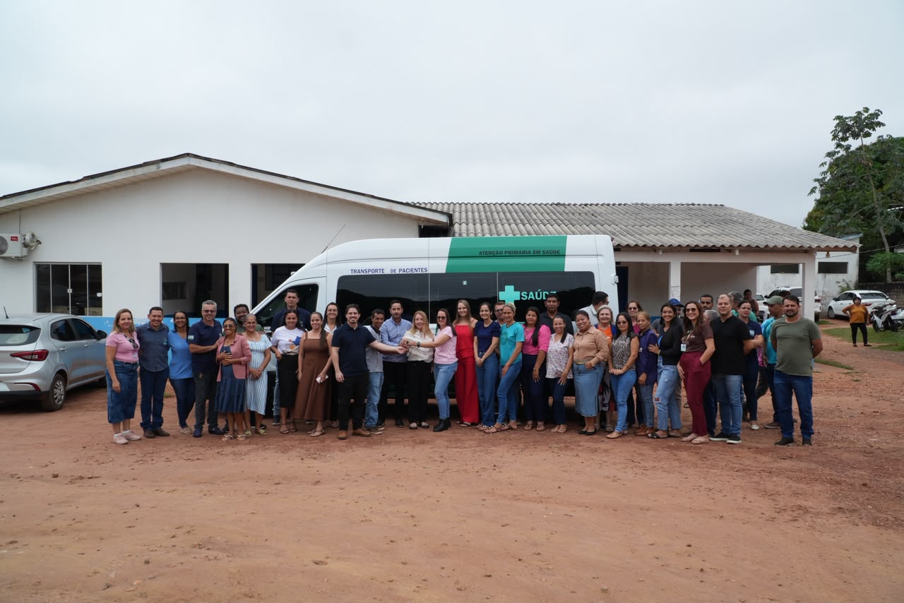 Ieda Chaves entrega van de R$ 300 mil e reforça a saúde de Primavera de Rondônia