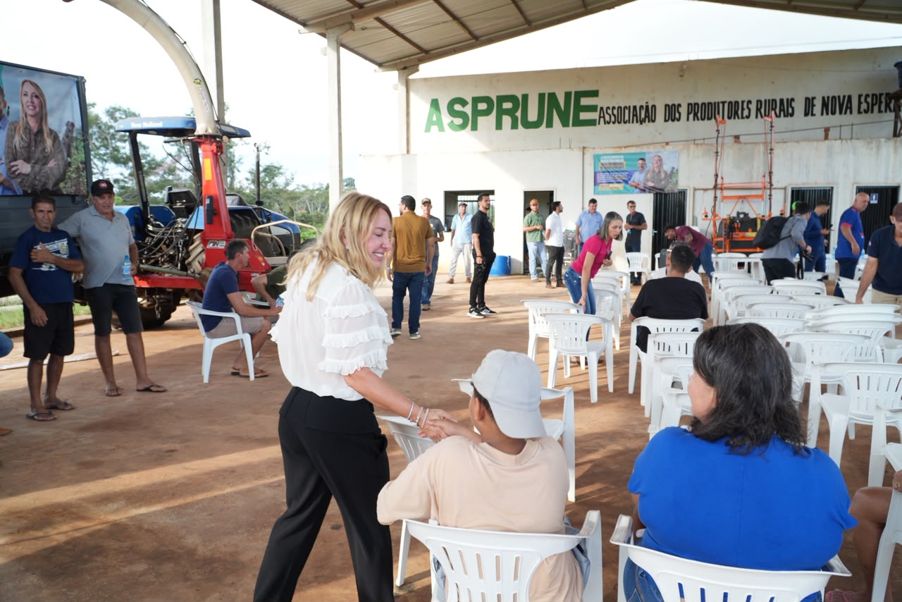 Ieda Chaves destina carreta basculante para associação rural em Espigão do Oeste
