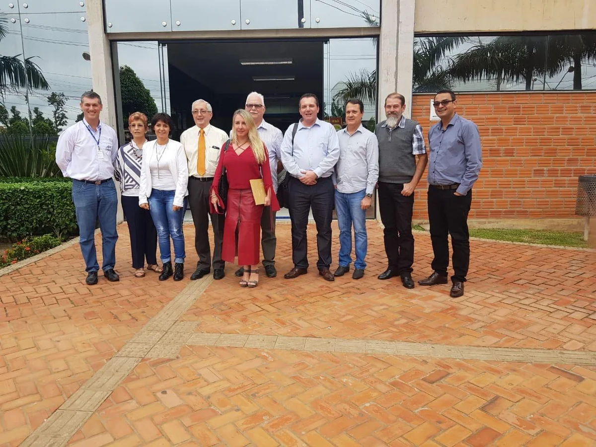 Ieda Chaves com equipe institucional do Athenas Grupo Educacional