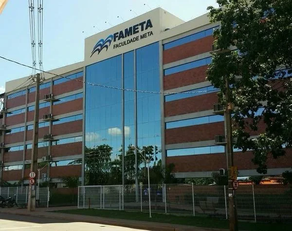 Fachada da FAMETA, faculdade do Athenas Grupo Educacional