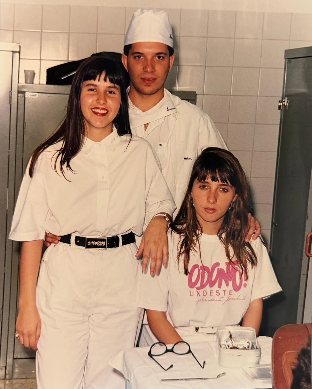 Ieda Chaves com colegas durante a formação em Odontologia