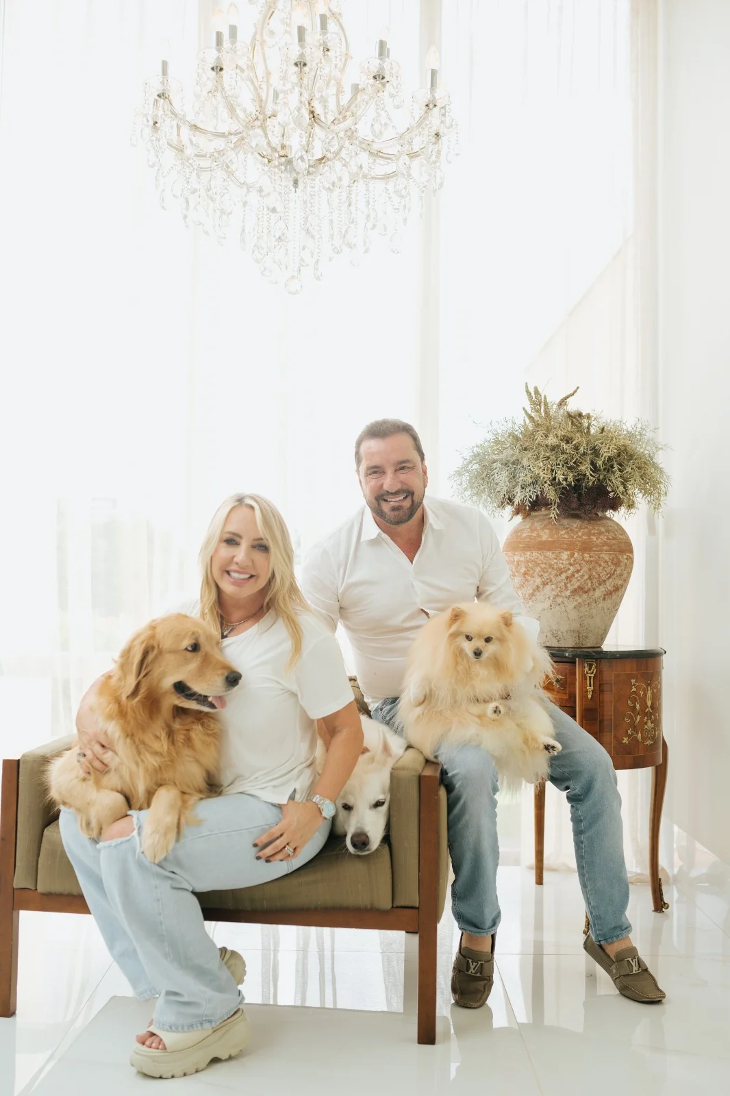 Ieda e Hildon Chaves com os cães da família