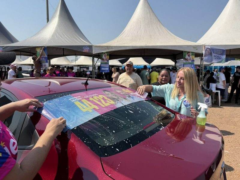 Ieda Chaves participa de mega adesivaço em Porto Velho e conversa com populares
