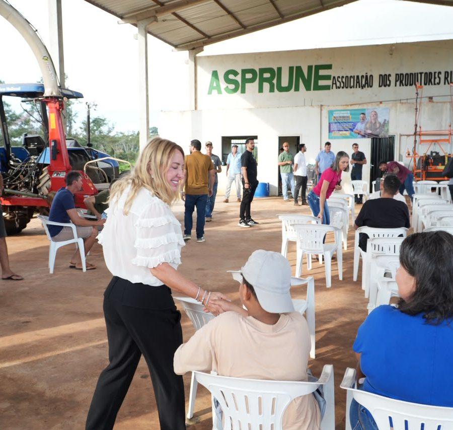 Ieda Chaves destina carreta basculante para associação rural em Espigão do Oeste