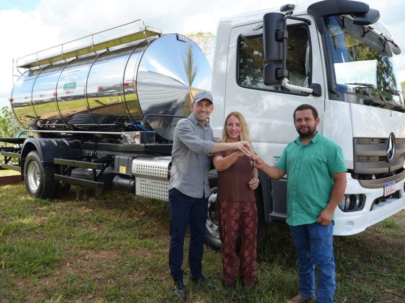 Ieda Chaves entrega caminhão-tanque para fortalecer produção leiteira em Ouro Preto do Oeste