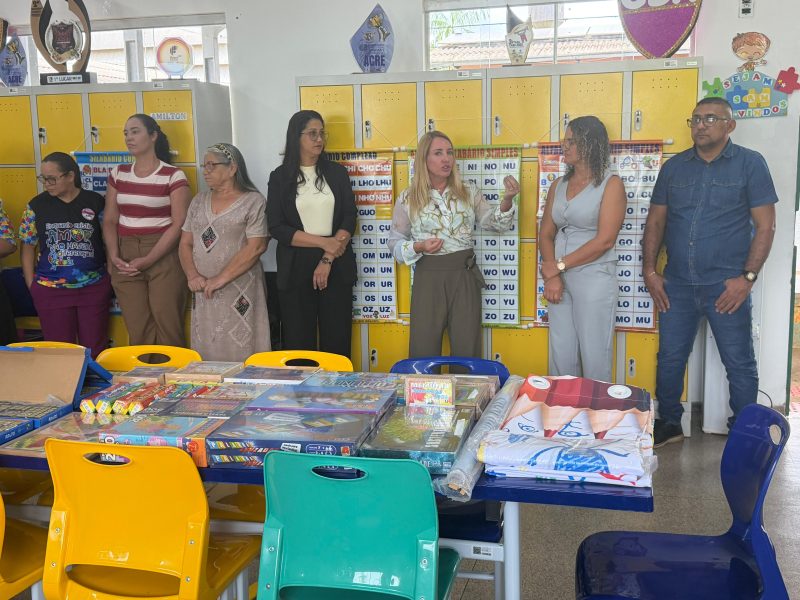 Ieda Chaves fortalece educação em Candeias do Jamari com tablets e materiais didáticos