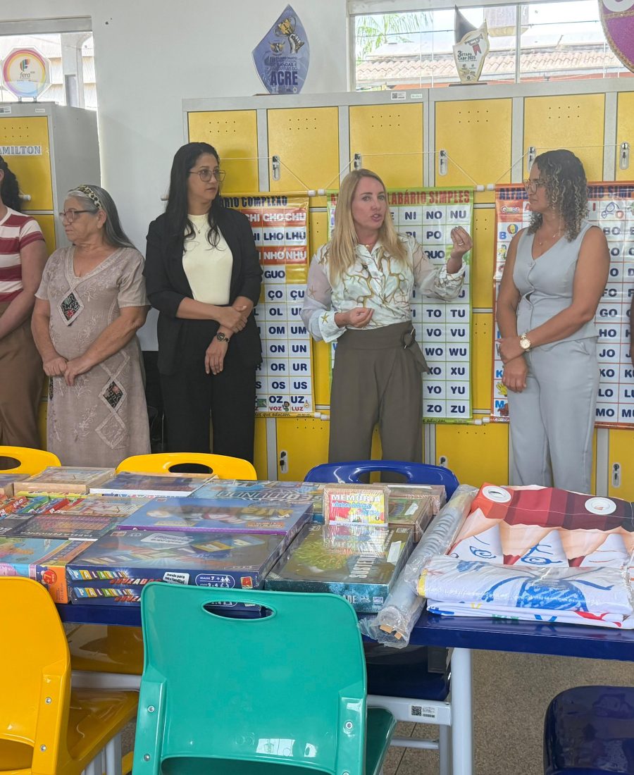 Ieda Chaves fortalece educação em Candeias do Jamari com tablets e materiais didáticos