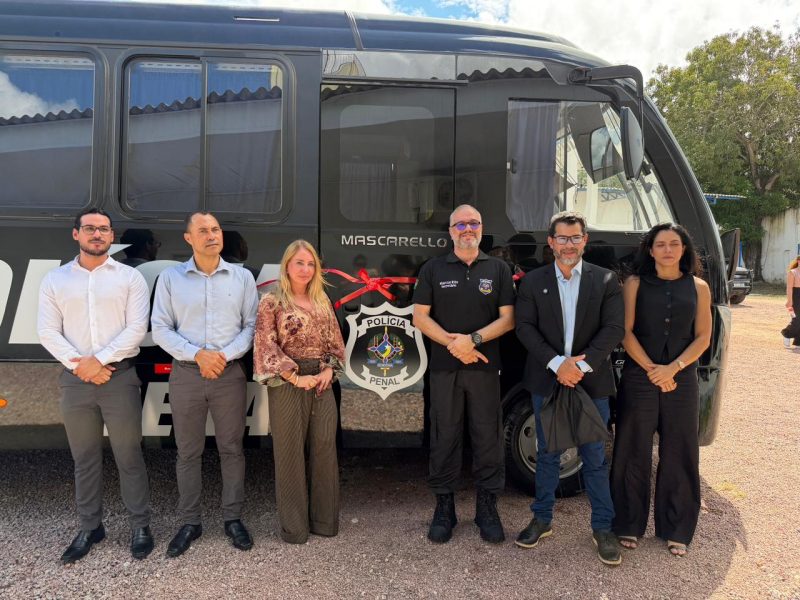 Ieda Chaves acompanha entrega de novo micro-ônibus à Polícia Penal de Rondônia para escoltas