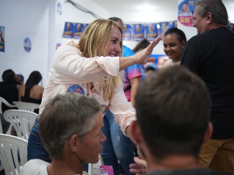 Com ‘Pé na Estrada’, Ieda Chaves percorre Pimenta Bueno e Espigão D`Oeste e tem contato direto com eleitores
